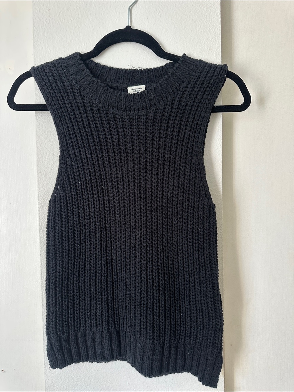 Abercrombie & Fitch Black Ribbed Sleeveless Crew Sweater